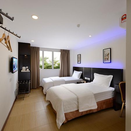 Ernes Hotel Bayu Mutiara Букит-Мертаджам Экстерьер фото