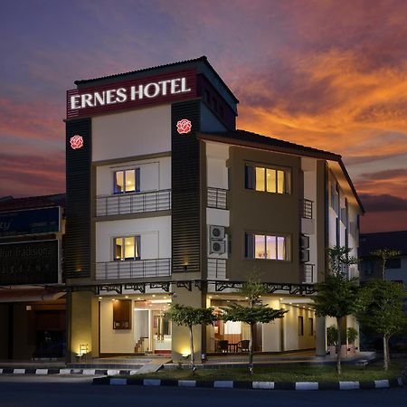 Ernes Hotel Bayu Mutiara Букит-Мертаджам Экстерьер фото
