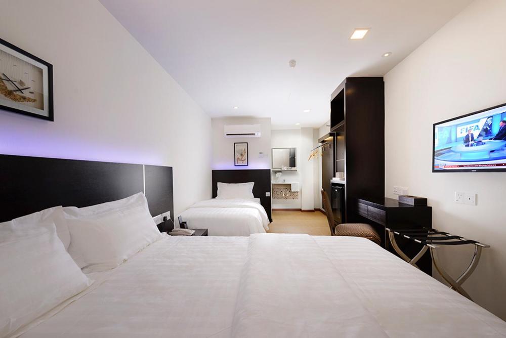 Ernes Hotel Bayu Mutiara Букит-Мертаджам Экстерьер фото